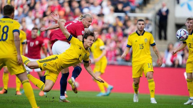 Erling Haaland mencetak gol pertama ke gawang Swedia. (Foto: NTB/AFP via Getty Images/JAVAD PARSA)
