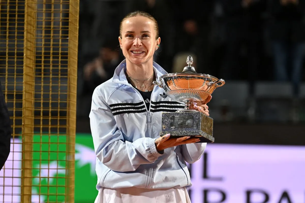 Petenis Ukraina Elina Svitolina berpose bersama trofi Italian Open 2026 setelah memenangi babak final melawan petenis AS Coco Gauff di Roma, Italia, Sabtu (15/5/2026). Federasi Tenis dan Padel Italia)